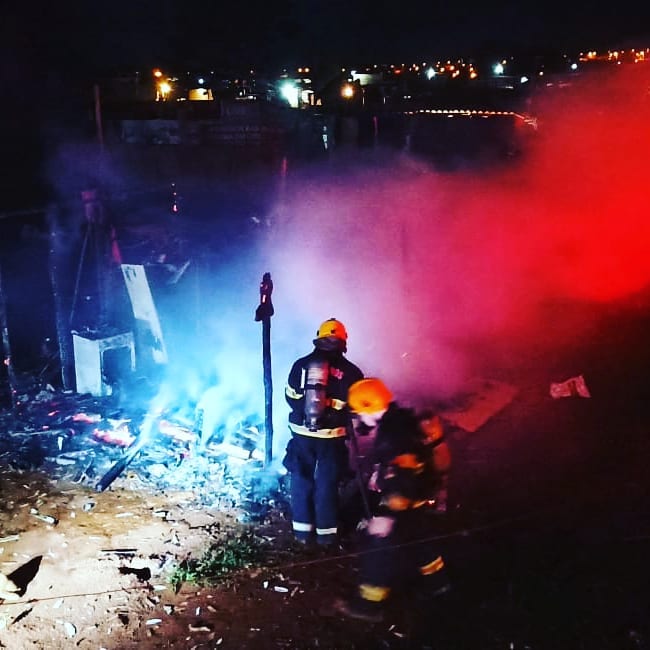 Incêndio destrói casa em Aparecida de Goiânia