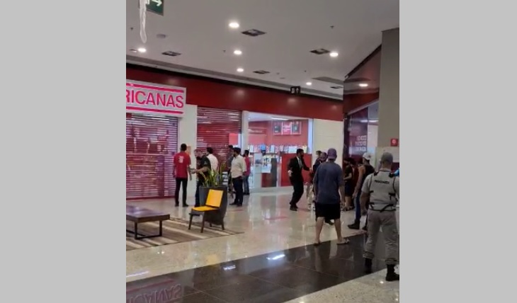 SOB CONTROLE: Polícia entra em loja de shopping e contém rapaz que tentava se matar