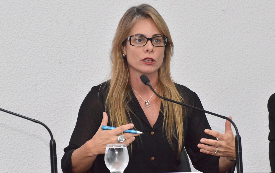 Cristiane Schmidt questiona Marconi: “cadê o dinheiro”
