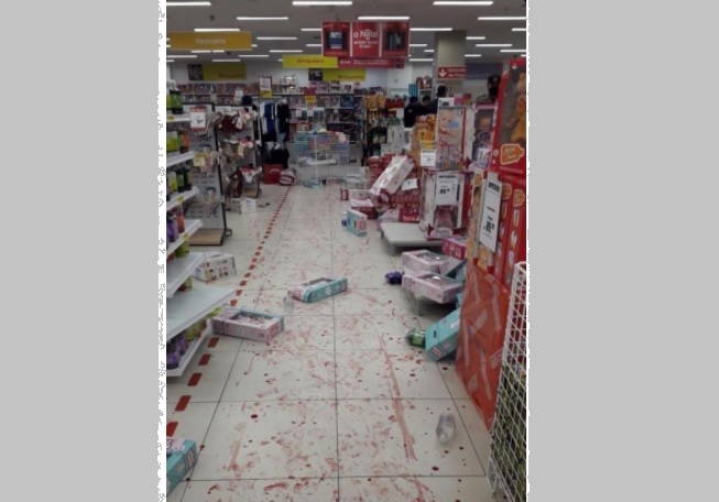 OCORRÊNCIA EM ANDAMENTO: Lojas Americanas está suja de sangue e mercadorias jogadas no chão