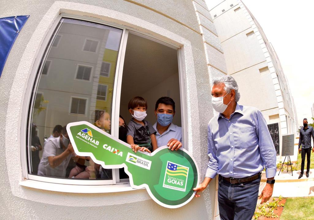 Caiado entrega mais 916 residências para moradores de Goiânia