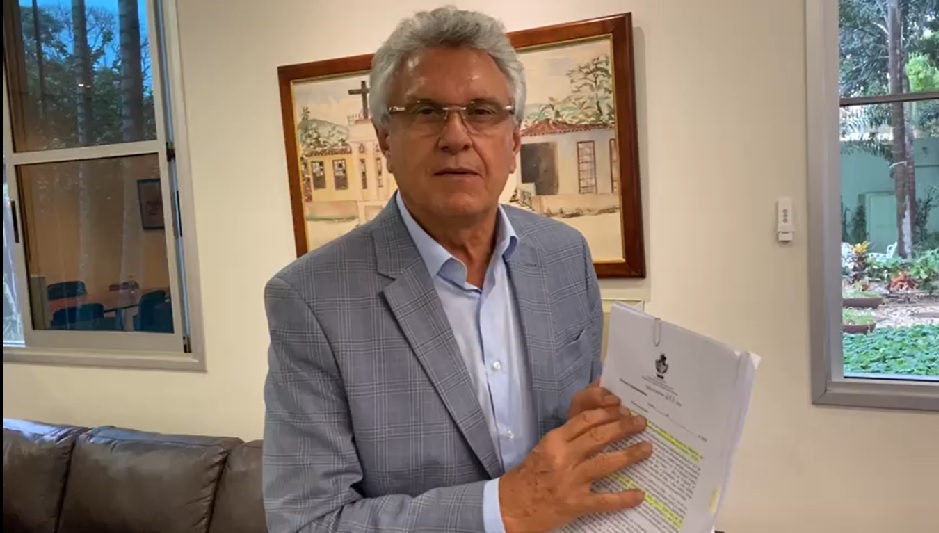 Caiado envia projeto de lei que concede aumento para professores