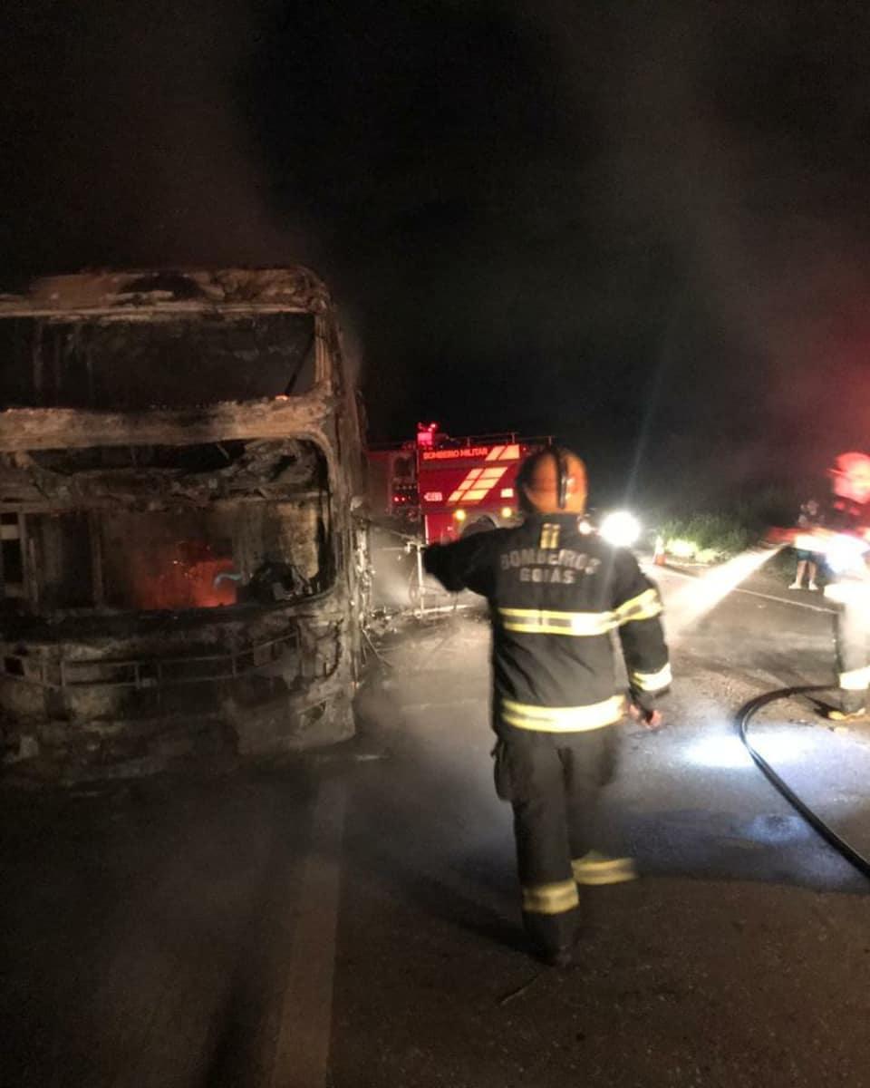 Ônibus com 37 passageiros pega fogo na rodovia