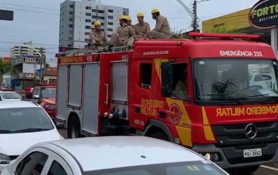 Cortejo com corpo de Maguito segue para o Cemitério São Miguel, em Jataí