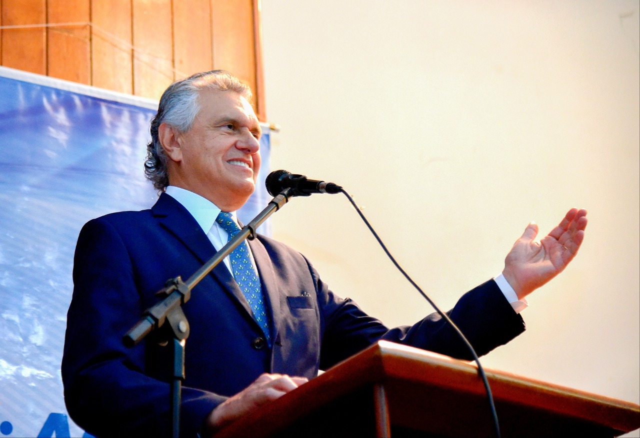 Caiado sanciona lei que aumenta em até 64% salário de professores temporários