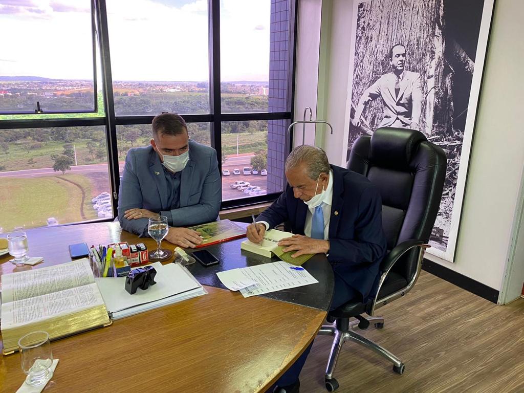 Iris recebe Mendanha em sua última audiência como prefeito de Goiânia