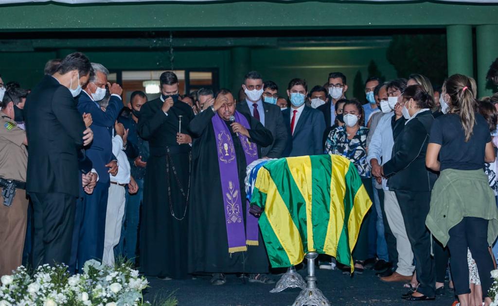 Sob comoção, Maguito recebe homenagens em frente ao Palácio das Esmeraldas