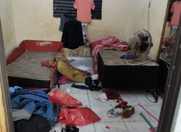 Três crianças são resgatadas em casa repleta de lixo e fezes