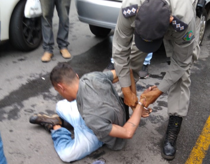 Homem é preso durante tentativa de assalto a motorista de aplicativo