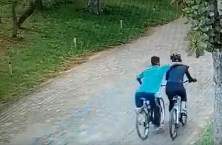 Câmeras de segurança flagram homem que tenta estuprar mulher