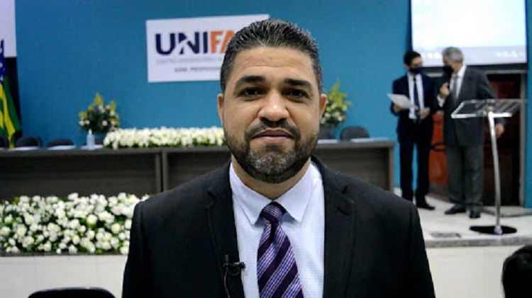 Gustavo Mendanha anuncia novo secretário de Educação