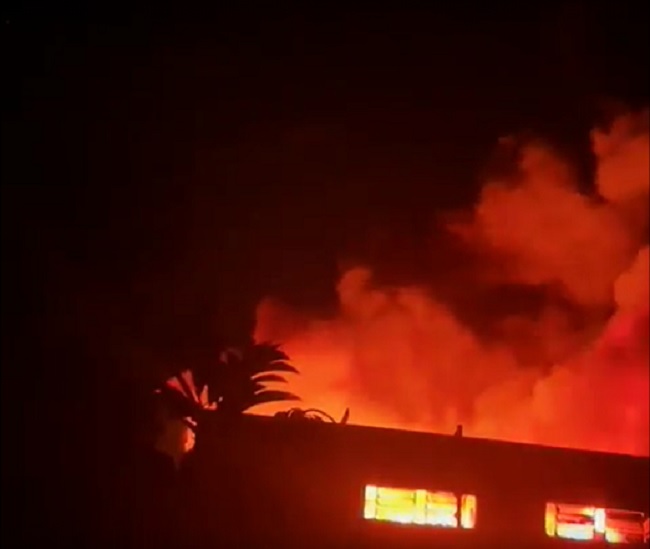 Bombeiros combatem incêndio em estabelecimento comercial