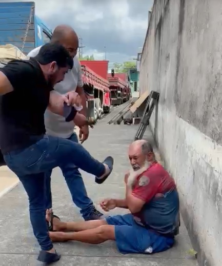 Ex-deputado chuta idoso flagrado durante agressão a um cachorro