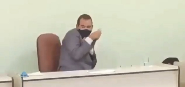 Homem arremessa enxada contra prefeito durante evento de posse