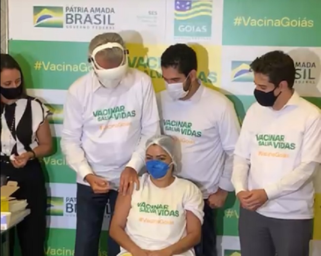 Primeira profissional da saúde é vacinada no HCamp de Goiânia