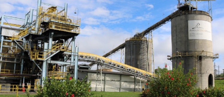 Rocha cai e mata homem em mineradora