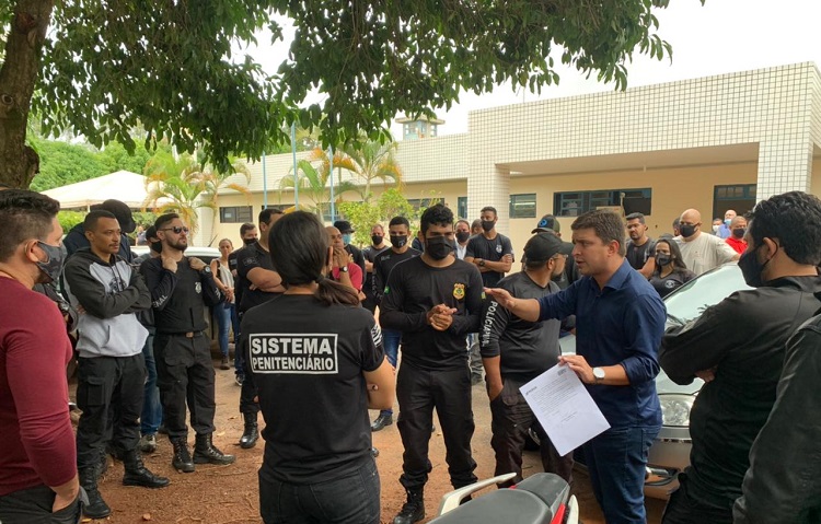 Reunião com deputado teria provocado atraso na troca de turno no Complexo Prisional