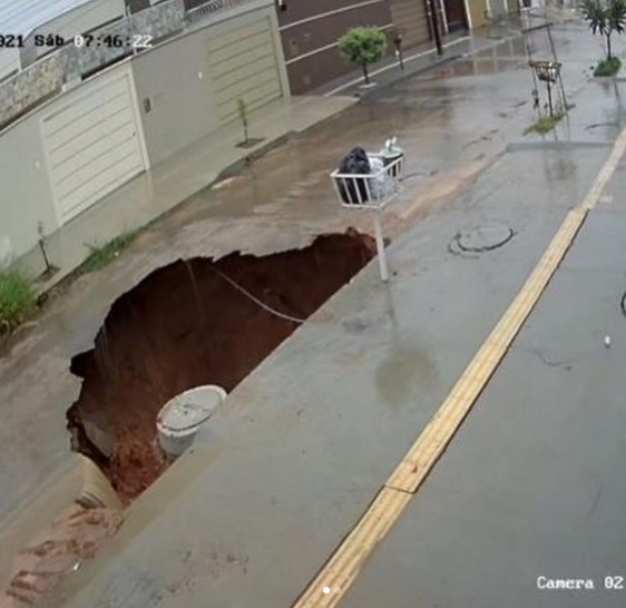 Chuva abre cratera no asfalto do Setor Parque das Flores