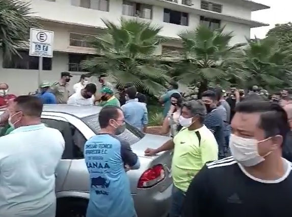 VÍDEO: Empresários de Ceres e Rialma protestam contra decreto