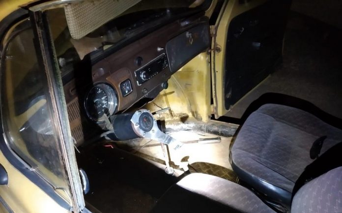 Homem bêbado sem habilitação é preso enquanto dirigia um fusca sem volante