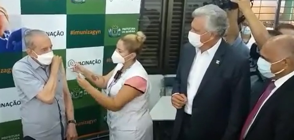 Ex-prefeito Iris Rezende é imunizado contra a Covid-19