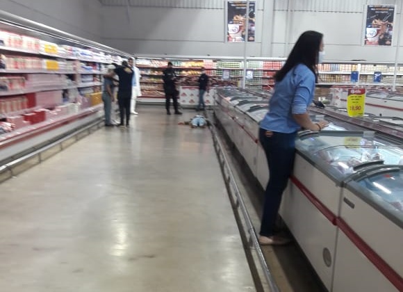 Mulher é esfaqueada enquanto fazia compras em supermercado