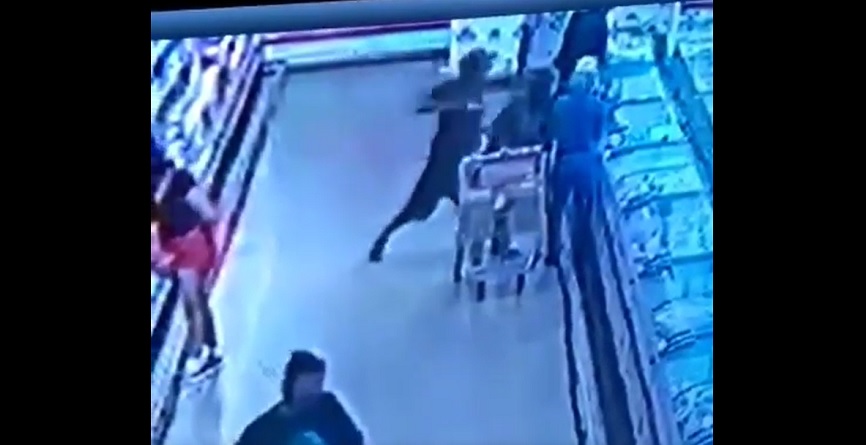 Morre mulher esfaqueada enquanto fazia compras em um supermercado