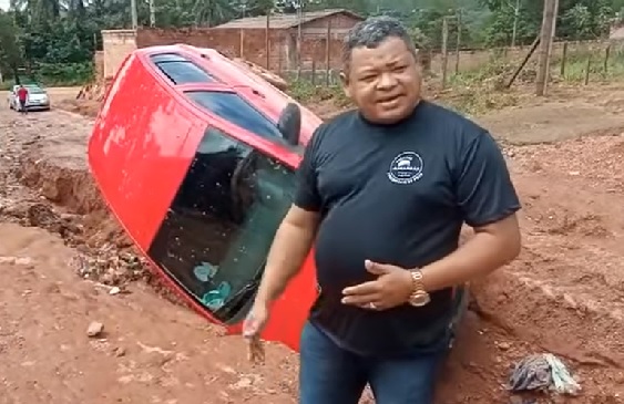 Cratera provoca acidente em Aparecida de Goiânia