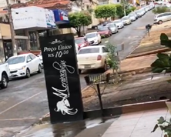 VÍDEO: empresários de Ceres e Rialma protestam contra decreto