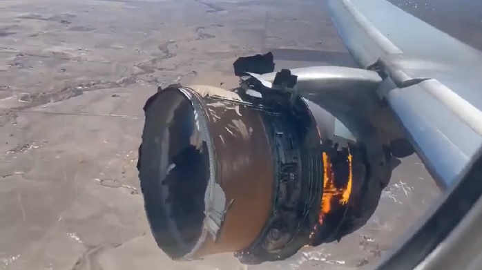 VÍDEO: Turbina de avião pega fogo em pleno voo