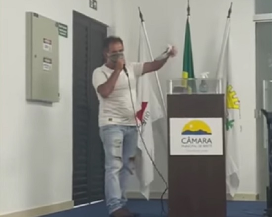 “Isso é salário de vendedor de laranja, engraxate”, diz vereador sobre o seu salário