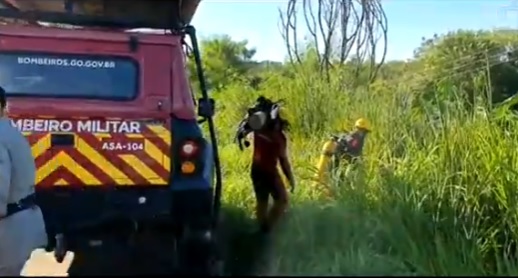 Mulher morre após carro cair no Ribeirão João Leite