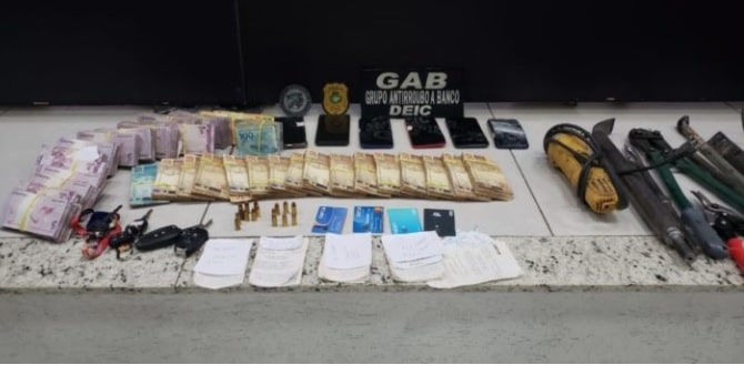 Presos homens acusados de furtar banco