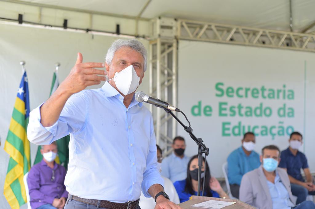 Sobre tratamento precoce, Caiado sugere que “chá de fedegoso” é melhor