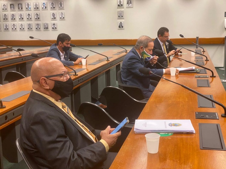 Covid-19: Professor Alcides defende vacinação para profissionais da Educação