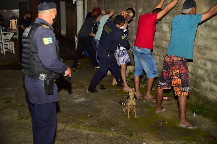 Fiscalização interdita festas clandestinas, bar e igreja por aglomeração em Aparecida