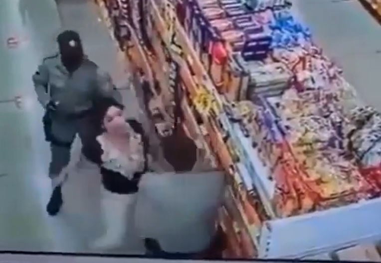 VÍDEO: Mulher esfaqueia PM dentro de supermercado