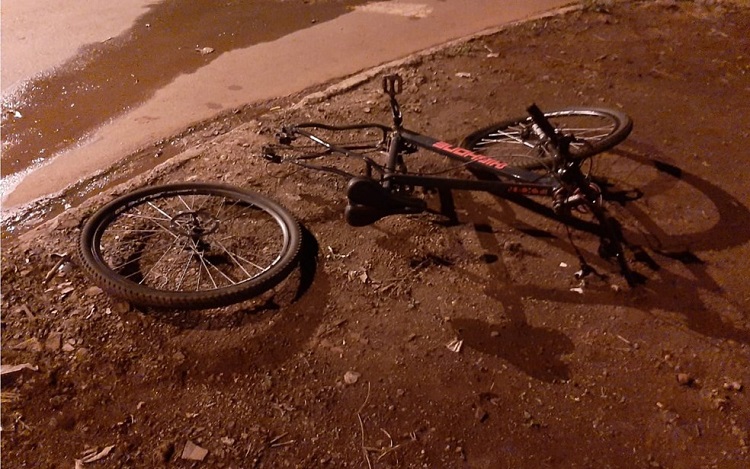 VÍDEO: Ciclista morre após bater de frente com van dos Correios