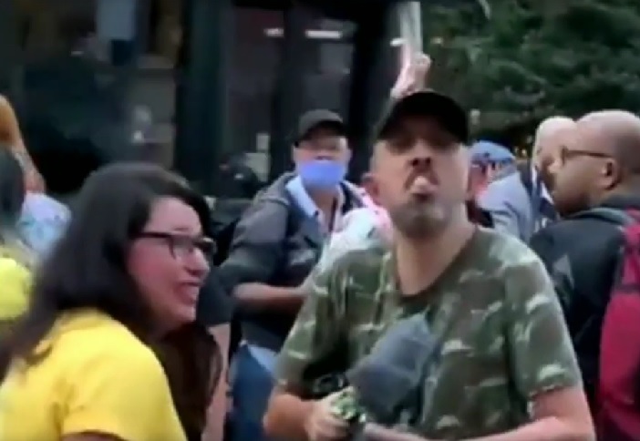 “Escrava do comunismo”, gritam bolsonaristas para mulher que usava máscara