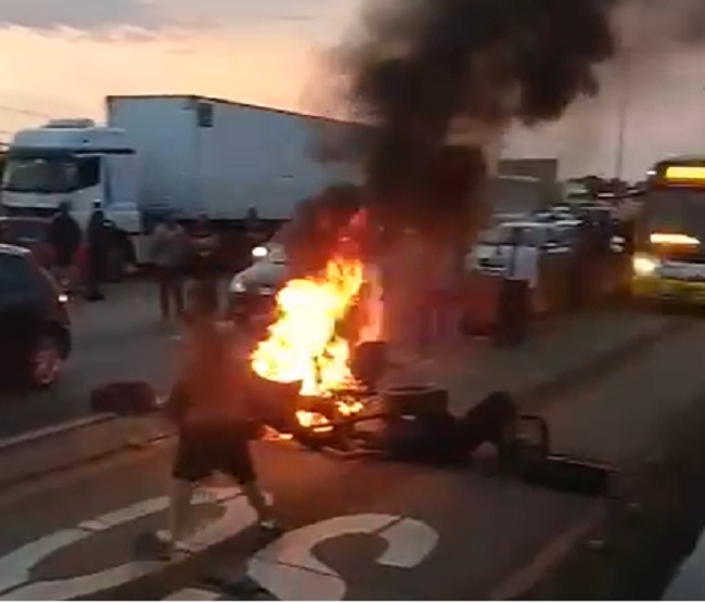 Manifestantes fecham a BR-040 no Distrito Federal