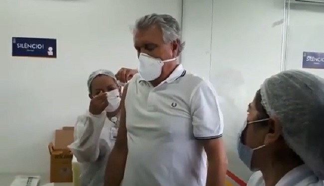 Covid-19: Governador Ronaldo Caiado é vacinado