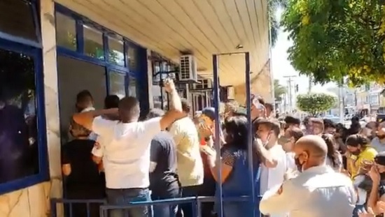 VÍDEO: Empresários invadem prefeitura de Caldas Novas