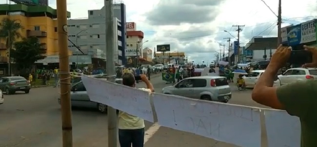 Manifestantes bloqueiam a Avenida Anhanguera em Goiânia