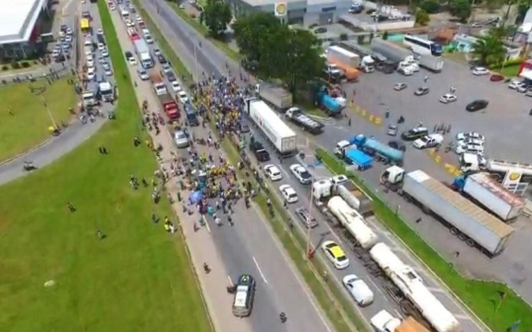 Bloqueio provoca longo congestionamento na BR-153