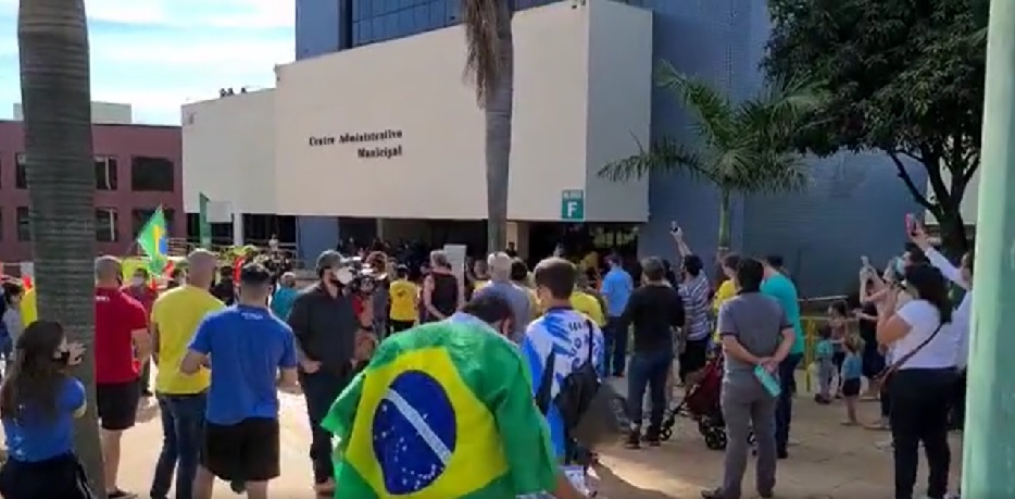 VÍDEO: Empresários protestam em frente ao Paço Municipal