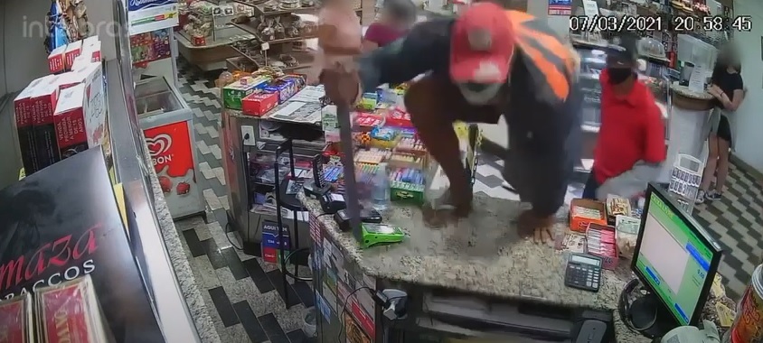 VÍDEO: Homem assalta padaria e ameaça funcionário com facão