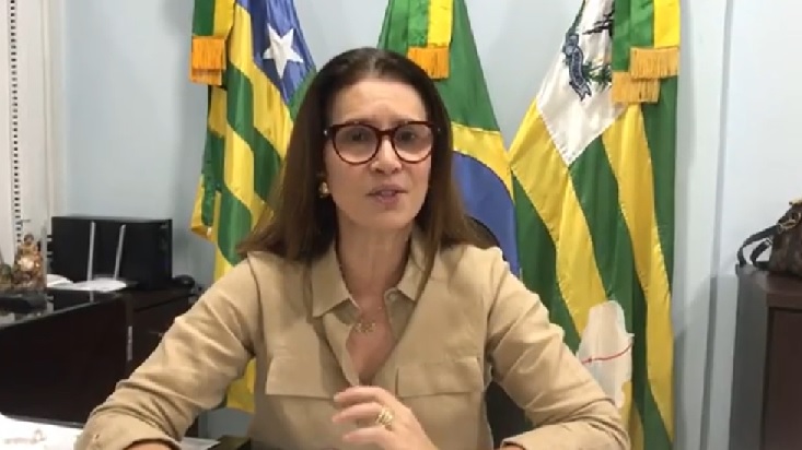 Prefeita pede que motoristas diminuam a velocidade para não cair nos buracos