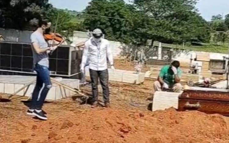 VÍDEO: Filho toca violino para homenagear a mãe durante enterro