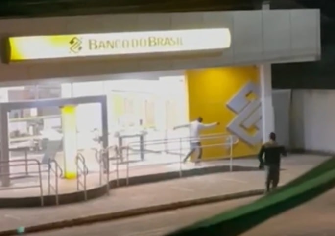 VÍDEO: Três ladrões de banco são mortos pela PM