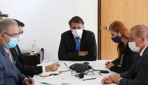 Bolsonaro conversa com presidente russo sobre compra da vacina Sputnik V